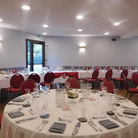 Au Relais De L'oust Otel Lanouée